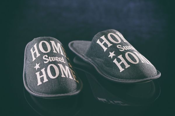 Modny szyk dla mężczyzn: Domowe obuwie, które zasługuje na uwagę